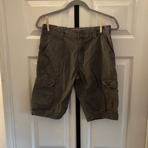 Boys Denizen Levi’s grey shorts.
